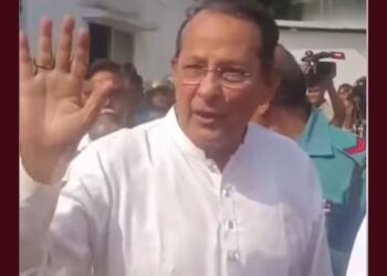 ‘সবাই হাসেন আর আনন্দ করেন’, আদালত চত্বরে ইনু