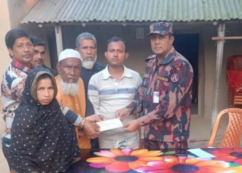 আবু সাঈদের পরিবারের কাছে ১০ লাখ টাকার চেক হস্তান্তর করলো বিজিবি