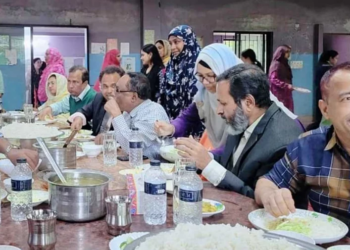 খাদ্যের মান যাচাইয়ে এসে শিক্ষার্থীদের সঙ্গে খেলেন উপাচার্য